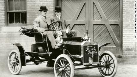 Henry Ford (rechts) und David Gray, Vorstandsmitglied der Ford Motor Co., in einem Ford Model N vor der Piquette Ave.  Pflanze, Anlage.