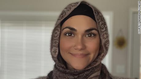 Amanda Rushlow säger att hon konverterade till islam i januari.  Den födda och uppvuxna katoliken säger att ett samtal med en muslimsk vän först öppnade hennes ögon för tron.