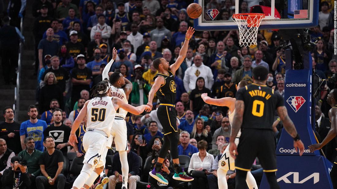 Stephen Curry and Giannis Antetokounmpo star in Golden State Warriors and Milwaukee Bucks wins