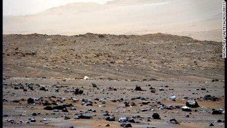 Perseverança Esta foto do dossel do rover à distância foi tirada em 6 de abril. 