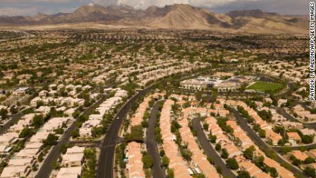Des maisons et un terrain de golf dans la communauté Summerlin de Las Vegas.  L'année dernière, le Nevada a adopté un projet de loi interdisant l'herbe ornementale, exigeant l'enlèvement de tout & quot; gazon non fonctionnel & quot;  de la vallée de Las Vegas d'ici 2027.