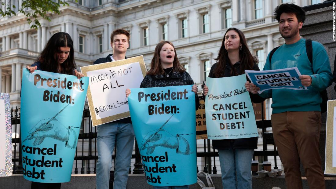 Das Weiße Haus neigt dazu, Studentendarlehen in Höhe von 10.000 US-Dollar für Kreditnehmer mit weniger als 125.000 US-Dollar zu stornieren