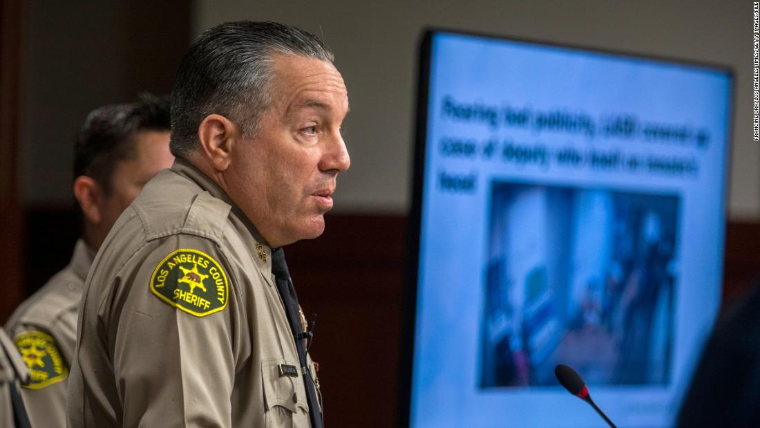 De tweede functionaris beweerde dat de burgemeester van Los Angeles County probeerde het gebruik van buitensporig geweld door Vice te verdoezelen