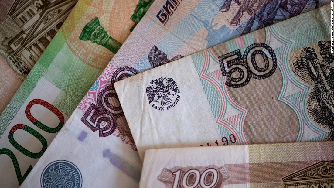 Рубль рос 2 года по отношению к доллару, а Россия пытается избежать дефолта