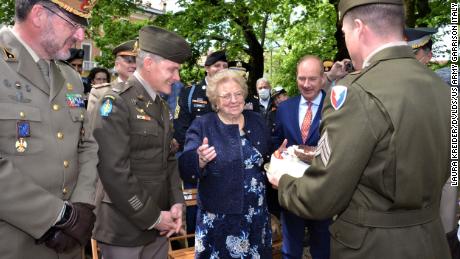 L’esercito americano consegna una nuova torta di compleanno a una donna italiana, 77 anni dopo che i soldati americani avevano rubato l’originale