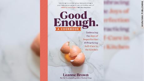 Kahverengi "Yeterince iyi: yemek kitabı"  mutfakta öz bakımı teşvik eder.