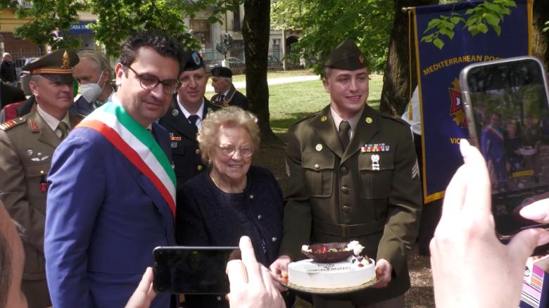 US Army soldiers stole her birthday cake during World War II. 77 years later, they give it back