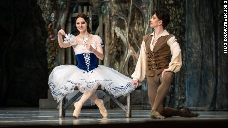 Mientras la guerra continúa en Ucrania, los bailarines de ballet regresan al escenario