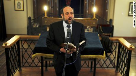 Naczelny rabin Polski Michael Schudrich przemawia podczas nabożeństwa żałobnego w Synagodze Nożyków w Warszawie 18 maja 2008 r. 