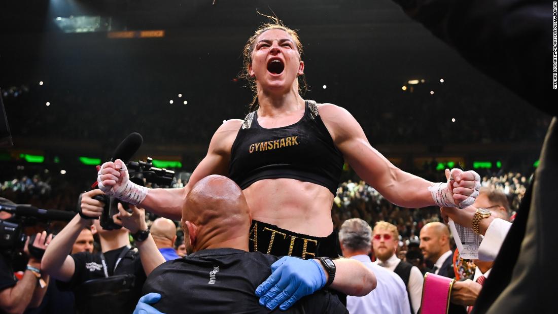 Katie Taylor versloeg Amanda Serrano in de eerste bokswedstrijd in Madison Square Garden.