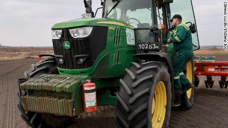 Der ukrainische Landwirt Morta Vazil John Deere stieg in einen Traktor.