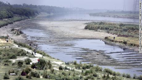 O rio Yamuna em 1º de maio em Nova Delhi, Índia. 