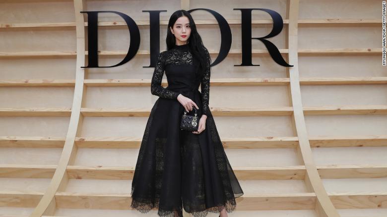 voordelig klok Sortie Dior Fall 2022: Runway show hosted in South Korea for the first time - CNN  Style