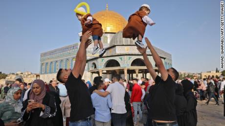 Мусульмане играют со своими детьми перед Куполом Скалы после утренней молитвы Ид аль-Фитр, знаменующей окончание священного месяца Рамадан, в комплексе мечети Аль-Акса в Старом Иерусалиме рано утром 2 мая. 
