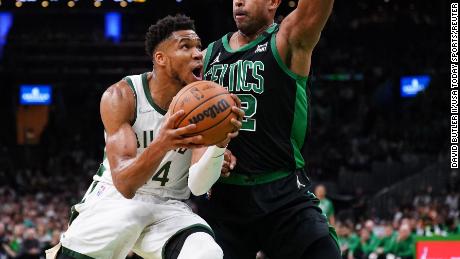 'The Greek Freak' topu Celtics'in pivotu Al Horford'a karşı alıyor.