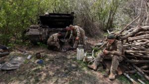 Ukrainian servicemen repair a tank at a position, as Russia&#39;s attack on Ukraine continues, in Kharkiv region, Ukraine May 1, 2022.  REUTERS/Serhii Nuzhnenko