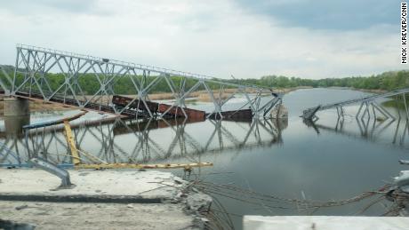 Rus kuvvetlerinin ilerlediği Sloviansk ve Lyman arasında yıkılan bir demiryolu köprüsü.
