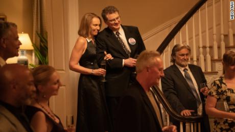 (Viduryje, iš kairės) Toni Collette ir Colin Firth vaidina Petersonus filme „The Staircase“.