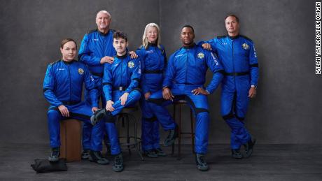 „Blue Origin & # 39;s NS-19“ skrydžio keleiviai pateikiami bendrovės vaizde.  Nuotraukoje iš kairės į dešinę: Dylanas Tayloras, Lane Bess, Cameron Bess, Laura Shepard Churchley, Michaelas Strahanas ir Evanas Dickas.