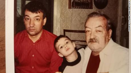 Una fotografía proporcionada por la familia Makovetskyi muestra a Iván de niño con su padre, Yuri (izquierda), y su abuelo, Vadim (derecha).