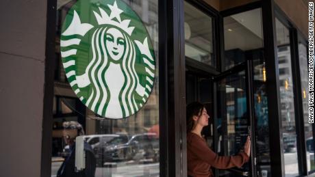 Starbucks volverá a subir los salarios, pero no a los trabajadores sindicalizados