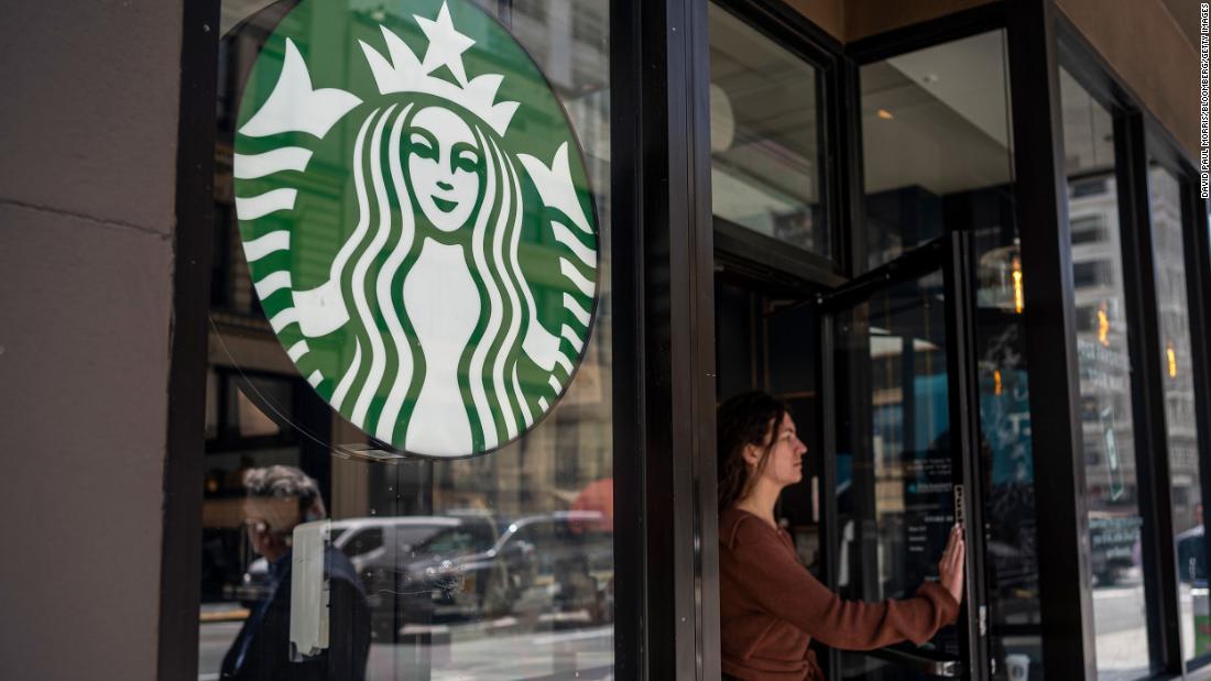 Starbucks volverá a aumentar los salarios, pero no para los trabajadores sindicalizados