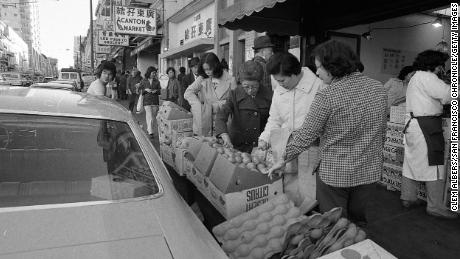 Fotoğrafta: 1977'de San Francisco'nun Çin bölgesi.  Önemli sayıda Asyalı göçmen 19. yüzyılın ortalarında Amerika Birleşik Devletleri'ne gelmeye başladı.  Birincil göçmenler çoğunlukla Çinli, Japon ve Filipinli olsa da, ülke 1965'i ​​takip eden yıllarda daha büyük bir Güney ve Güneydoğu Asya göçmen akını gördü.