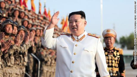 Przywódca Korei Północnej Kim Dzong Un na paradzie wojskowej w kwietniu. 