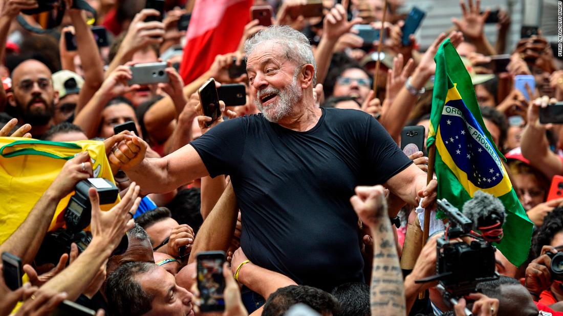 Bývalý brazilský vůdce Lula přežil odsouzení za korupci a rakovinu.  Nyní se znovu uchází o prezidentský úřad