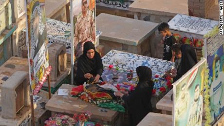 I musulmani visitano le tombe dei loro parenti il ​​3 maggio al cimitero di Wadi al-Salam (valle della pace) nella città irachena di Najaf durante l'Eid al-Fitr, che segna la fine del mese sacro del Ramadan.  .