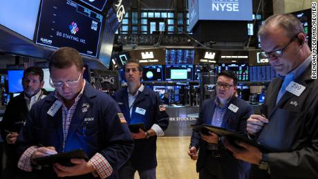Traders work on the floor of the New York Stock Exchange (NYSE) in New York City, U.S. May 4, 2022.  REUTERS/Brendan McDermid 