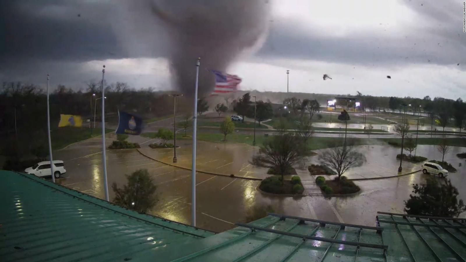 Mira el poder destructivo de un tornado que azotó a la ciudad de