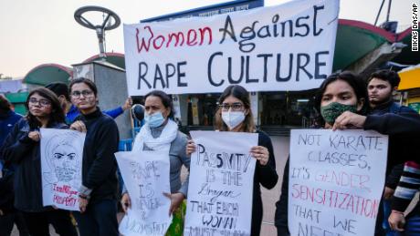 Studenti universitari protestano a Calcutta, Nuova Delhi, India, sabato dopo lo stupro di gruppo di una ragazza il 29 gennaio 2022. 