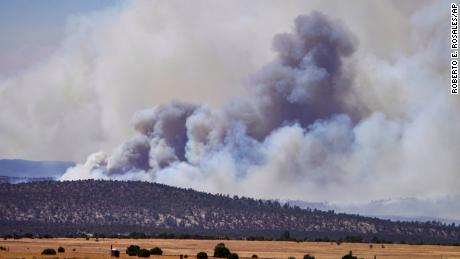 Orman yangınları binlerce evi tehdit ederken, New Mexico'da federal yardımın kilidini açan büyük bir felaket ilan edildi.