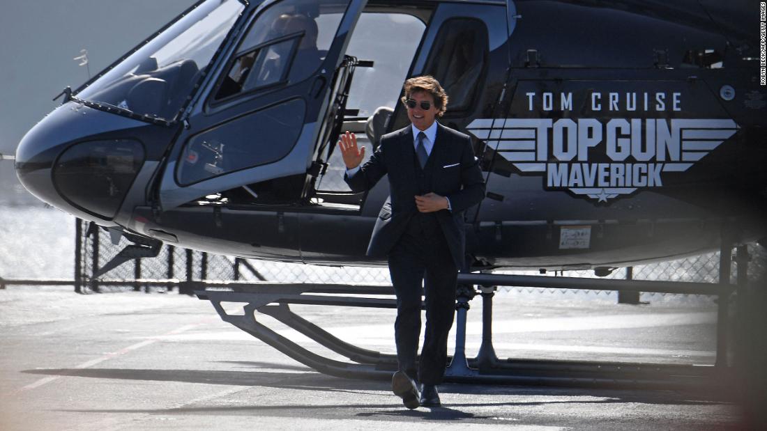 Tom Cruise helicopters in for ‘Top Gun: Maverick’ premiere