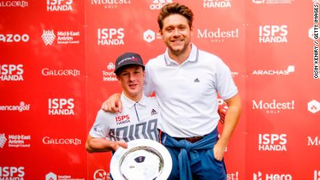 Lawlor pose avec le trophée World Disability Invitational aux côtés de Niall Horan.
