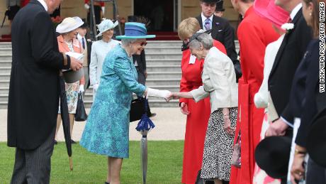 2018 yılında bahçede bir ziyafette Kraliçe II. Elizabeth