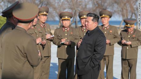 바이든 전 부통령이 아시아 순방을 준비하면서 미국은 북한의 장거리 미사일 시험 준비 태세를 평가하고 있다.