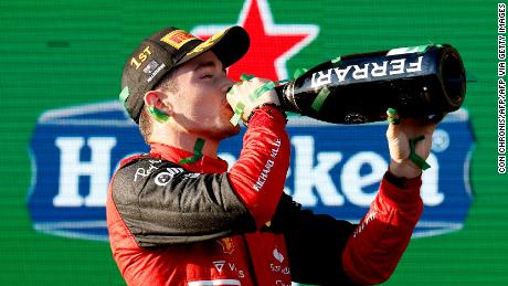 Charles Leclerc, 2022 Avustralya Grand Prix'sindeki zaferini kutluyor.