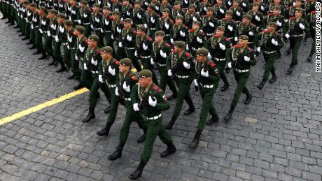 Rus ordusu, Zafer Bayramı'nı kutlamak için 9 Mayıs 2021'de Moskova'nın merkezindeki Kızıl Meydan'a yürüyor. 