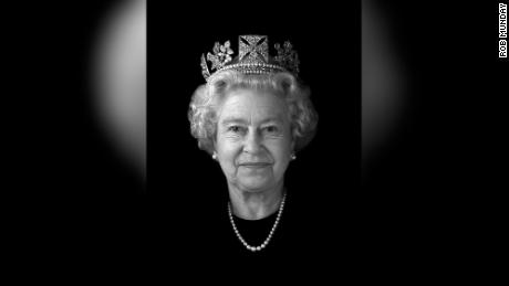 This image of the Queen lay unseen in holographer Rob Munday & # 39; s archives for nearly 19 years.