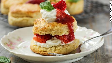 Aardbeien, slagroom en cakeachtige koekjes maken Strawberry Shortcake gemakkelijk in elkaar te zetten.