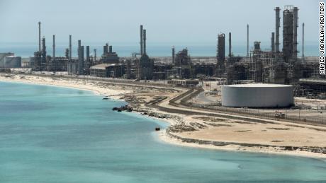 FILE PHOTO: General view of Saudi Aramco&#39;s Ras Tanura oil refinery and oil terminal in Saudi Arabia May 21, 2018. Picture taken May 21, 2018. To match Special Report CLIMATE-CHANGE/SCIENTISTS-DUARTE REUTERS/Ahmed Jadallah/File Photo
