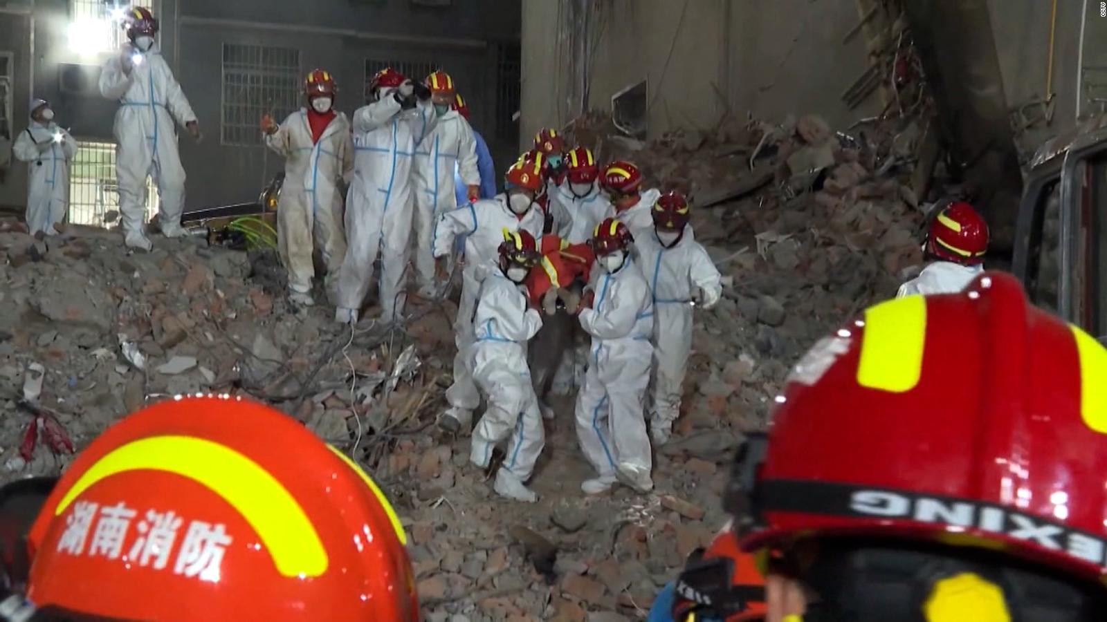 Video shows rescue workers pulling citizens out of collapsed building ...