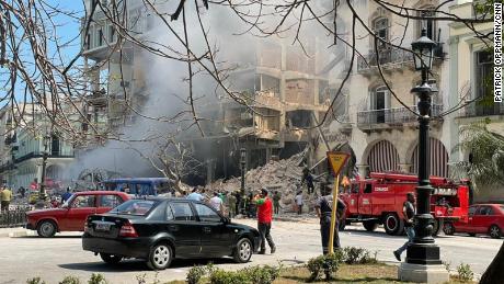 La policía cubana y los bomberos están de servicio en el lugar.