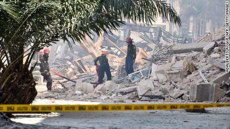 نیروهای امدادی از میان آوارها برای نجات بازماندگان انفجار هتل ساراتوگا در هاوانا در روز جمعه، شانه می زنند.