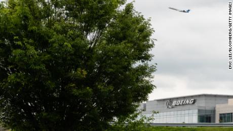 Boeing está perdiendo la carrera de aviones.  Así que empacó y se dirigió a Washington