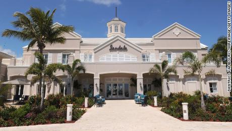 Las autoridades dicen que se está investigando la muerte de tres estadounidenses en el resort Sandals en las Bahamas.