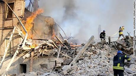 Yetkililer, Rusya'nın Ukrayna'daki bir mülteci okulunu bombalaması sonucu düzinelerce kişinin öldüğünü söyledi.