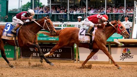 Rich Strike, with Sonny Leon aboard, beats Epicenter at the finish line.